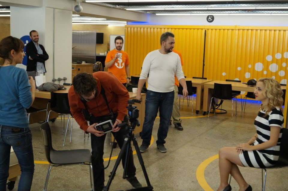 Iné being filmed at a workshop